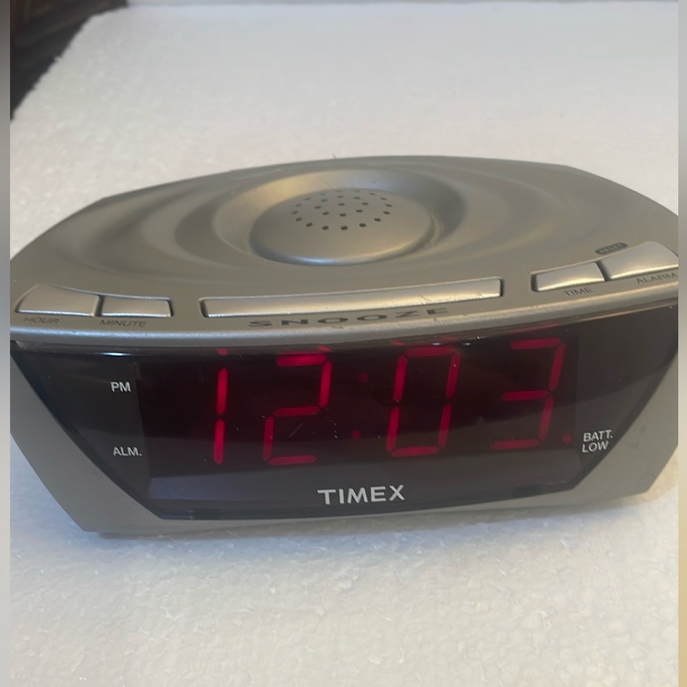 Working Timex LED alarm clock bedside radio T110T plug-in with battery back up